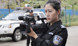 中国警察网女记者吃瓜,记录现场温情与感动